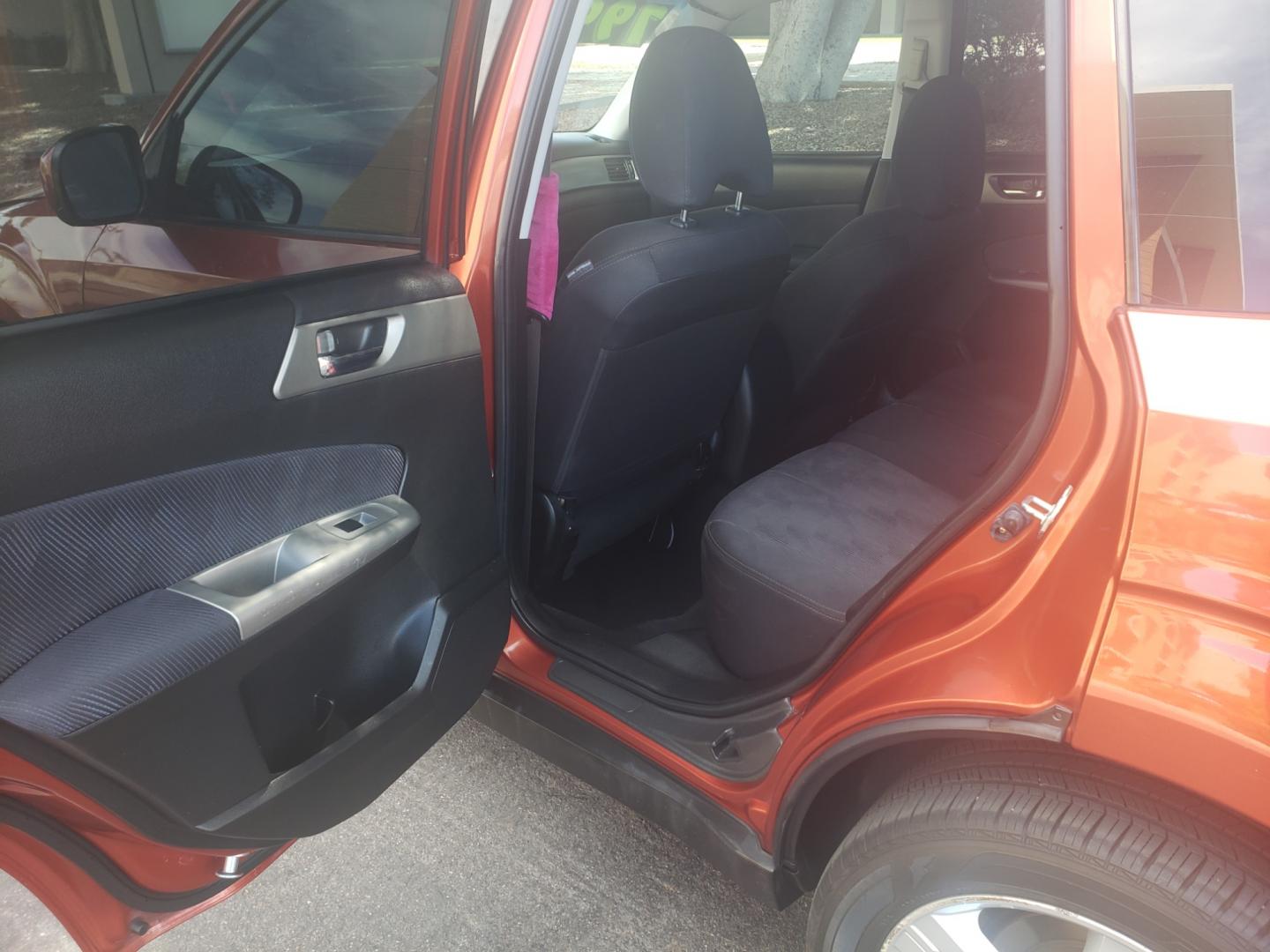 2010 /gray and black Subaru Forester 2.5X Premium (JF2SH6CC4AH) with an 2.5L L4 DOHC 16V engine, 4-Speed Automatic transmission, located at 323 E Dunlap Ave., Phoenix, AZ, 85020, (602) 331-9000, 33.567677, -112.069000 - 2010 Subaru Forester,...... EXCELLENT condition, A Real Must See!! No accidents, Power everything, Ice cold ac, Stereo/CD player, Satellite capable, phone sync, blue tooth, Sunroof, Clean Black and Gray interior with Black leather seats in near perfect condition, power windows, power door locks, Gor - Photo#10